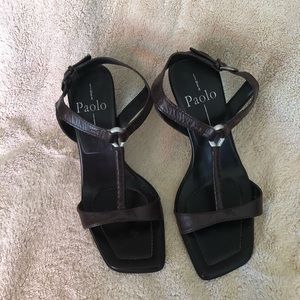 Leather tee-strap heels